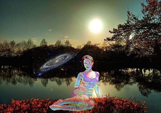 宇宙と地球の中心にいる女