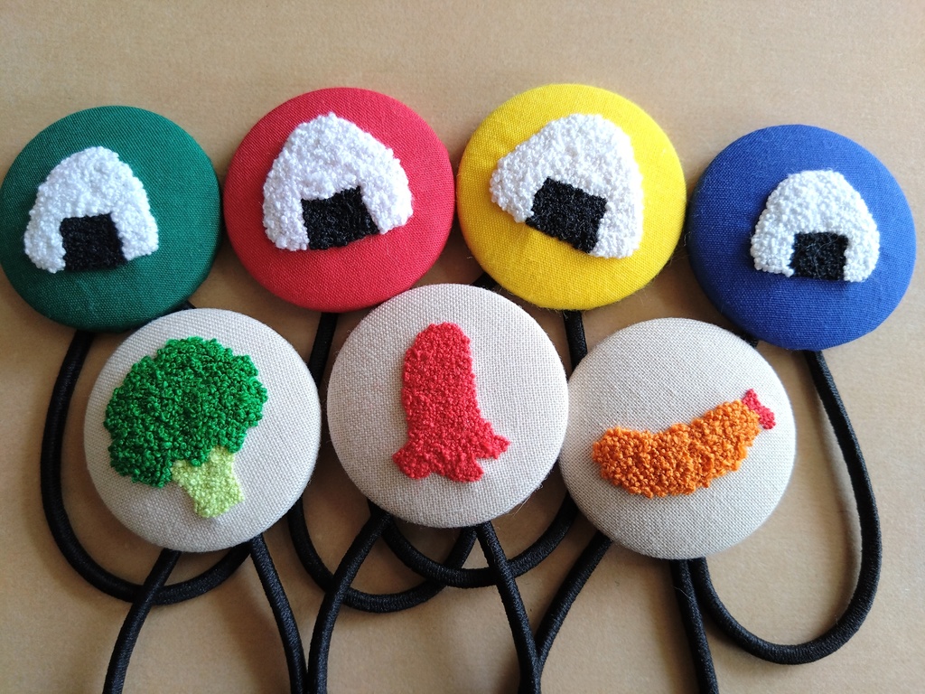 新作】ねこおにぎり弁当 くるみボタン ヘアゴム 