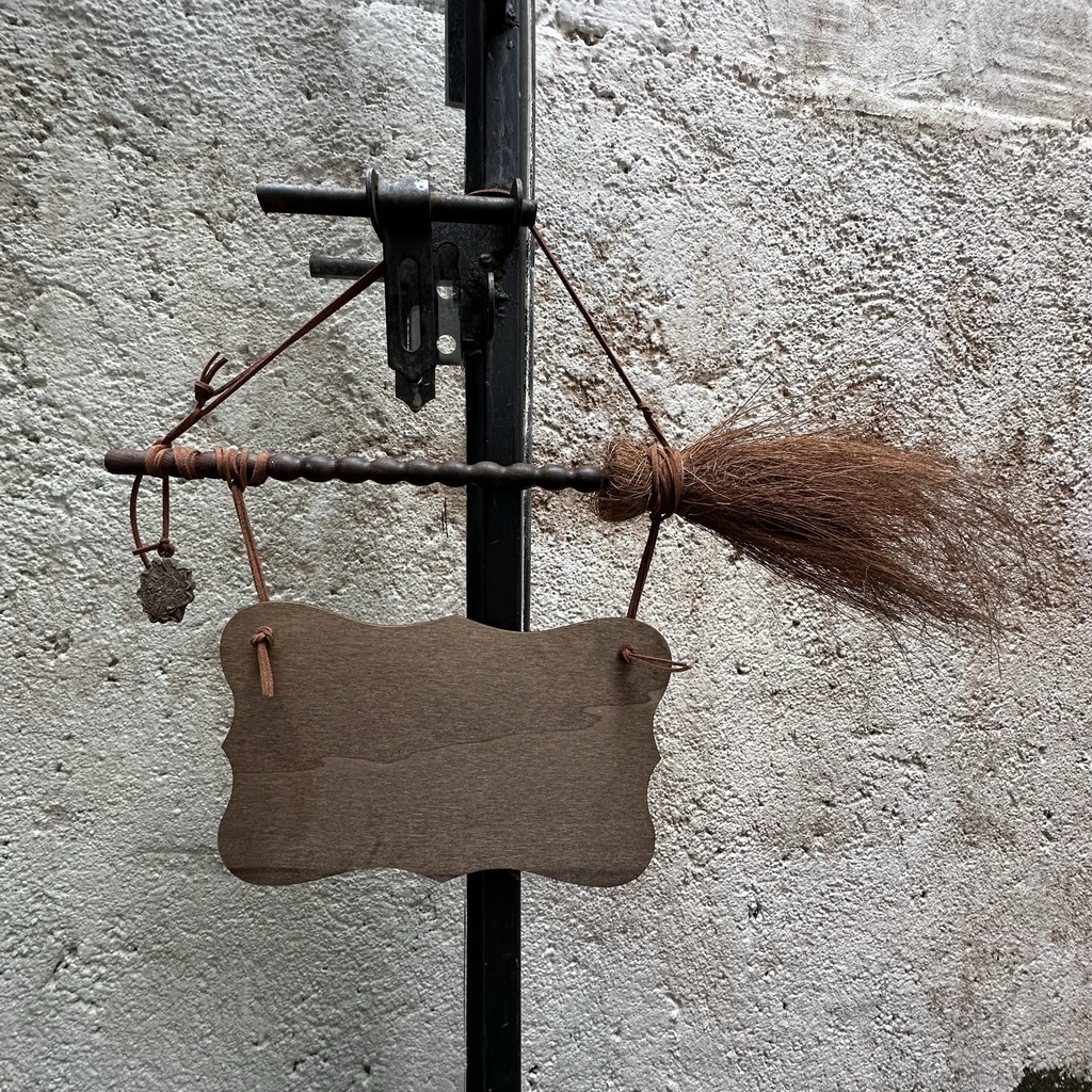 ヴィンテージ風 黒板プレート 掛け看板 カフェ・ベーカリー・バー・魔女雑貨 店舗装飾 ― 箒デザイン