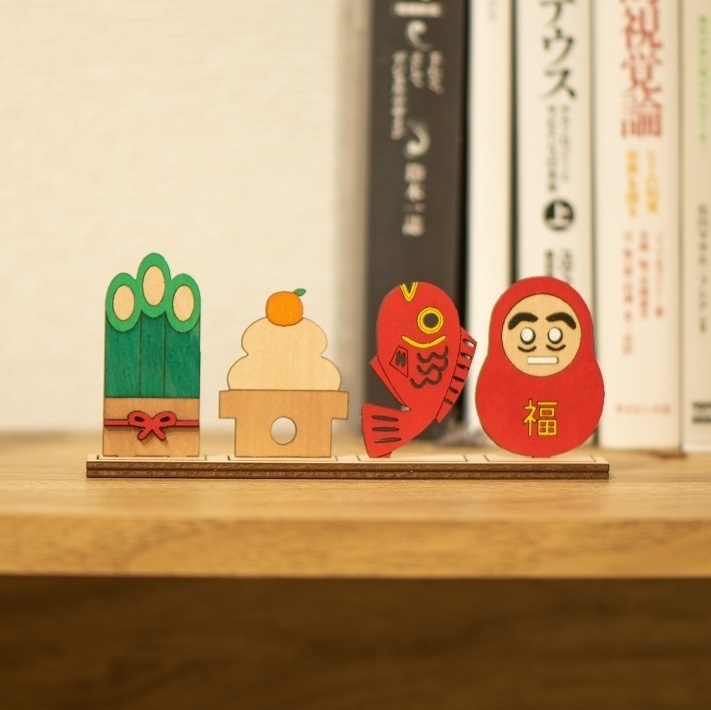 お正月「門松 鏡餅 鯛 ダルマ 」 小さな木の置物 4点セット - 沖田屋