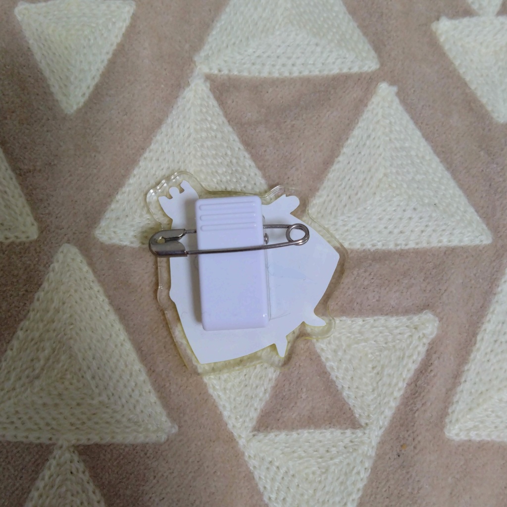 三角すやすやアクリルバッジクリップ