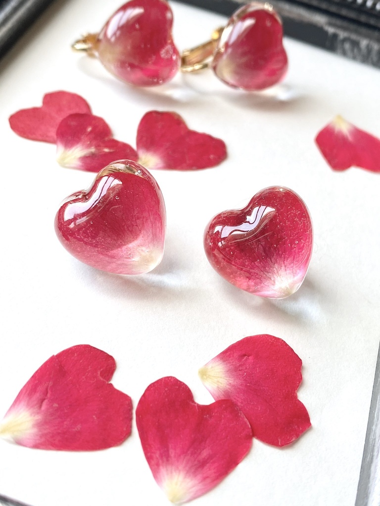 薔薇を閉じ込めたハートピアス/イヤリング