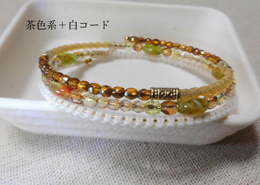 チェコビーズとストラップコードの三連ブレスレット