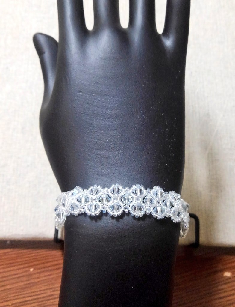 クリスタルの三段編みブレスレット