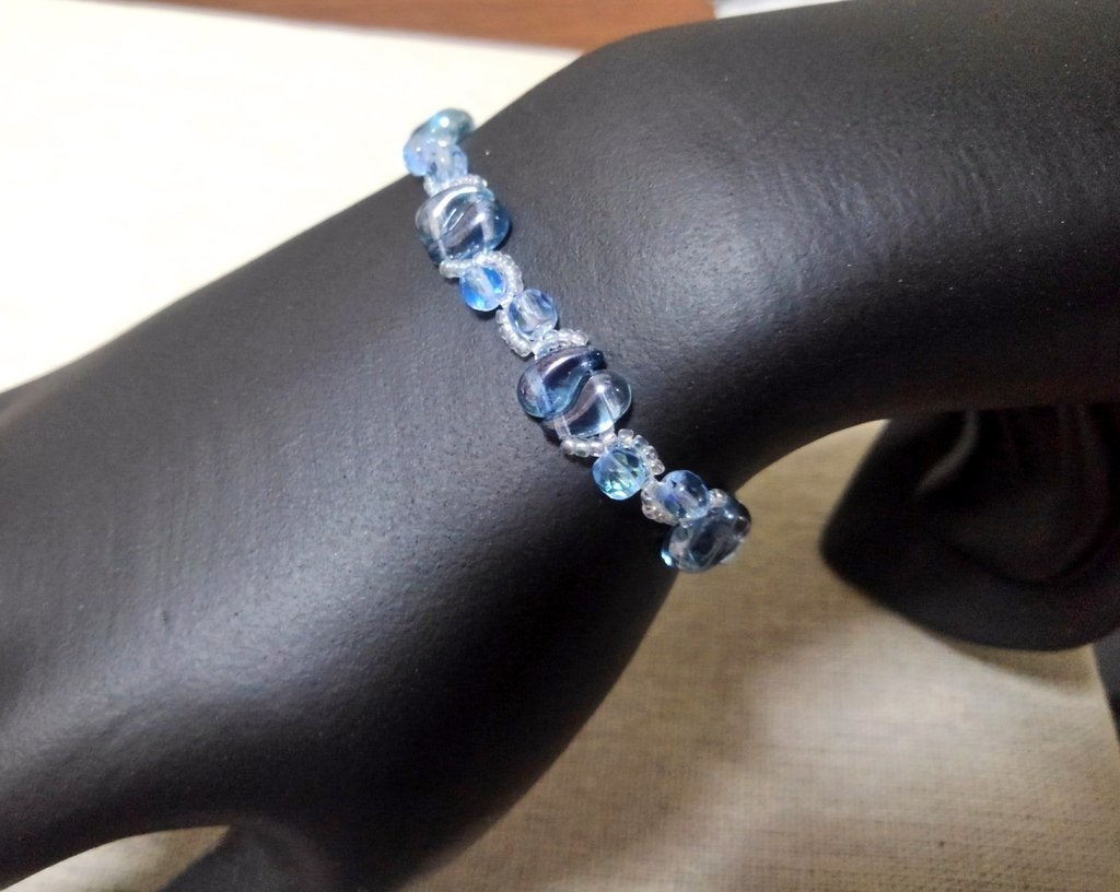 二穴ビーズのブレスレット