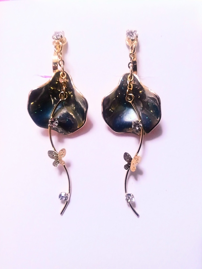 花びらと蝶のイヤリング