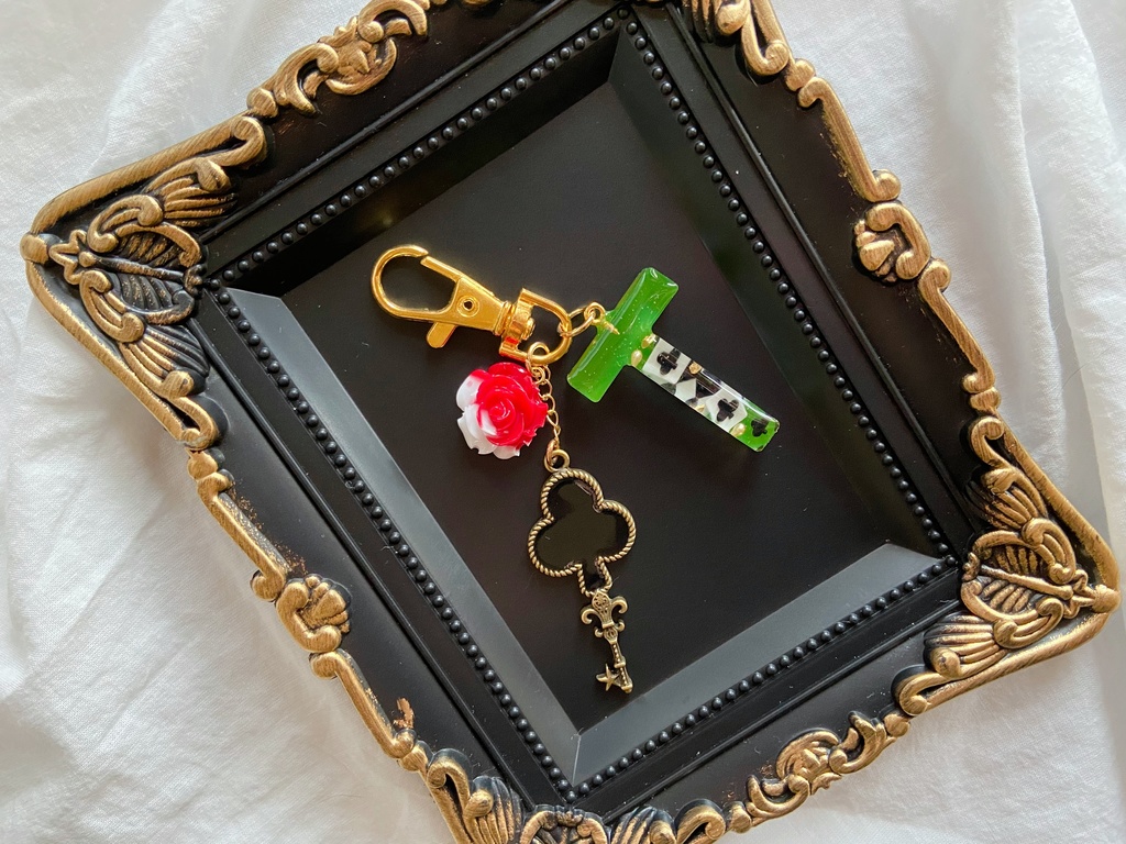 薔薇のトランプ兵　イニシャルチャーム　Ｔ