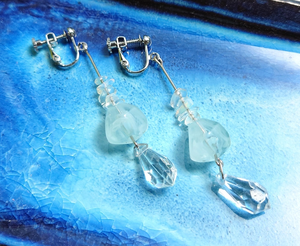氷の欠片イヤリング(ピアス変更可)【自宅発送あんしんBoothパック】