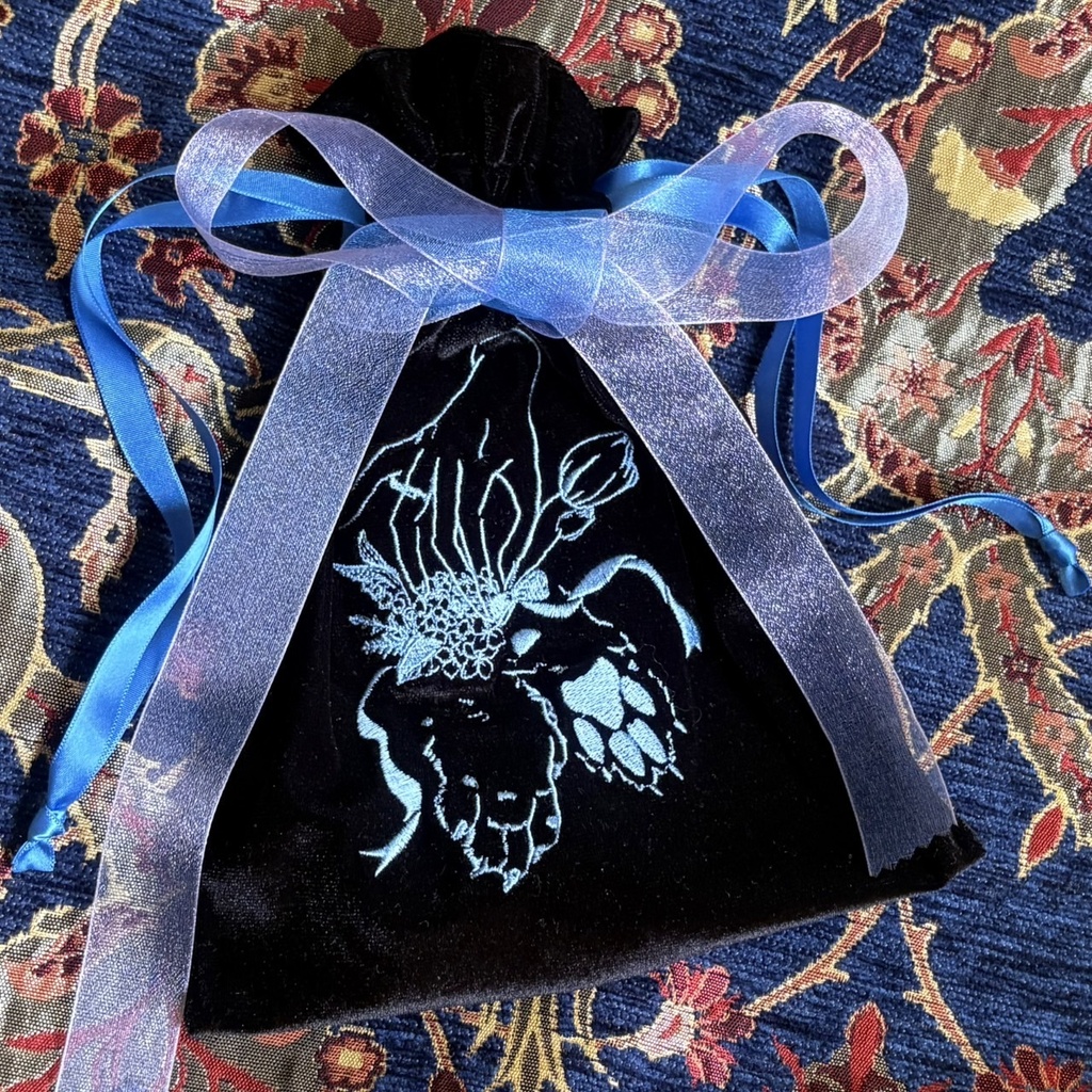 イヌと花の刺繍ベロアポーチ