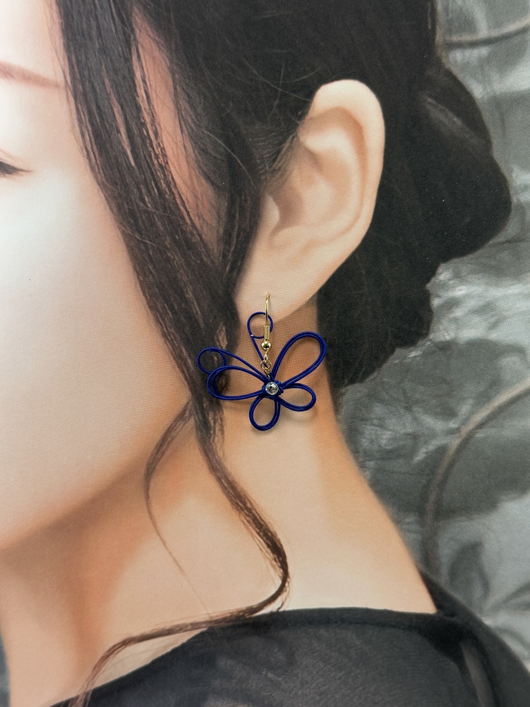 幸せを運ぶ 水引蝶デザインピアス ネイビー