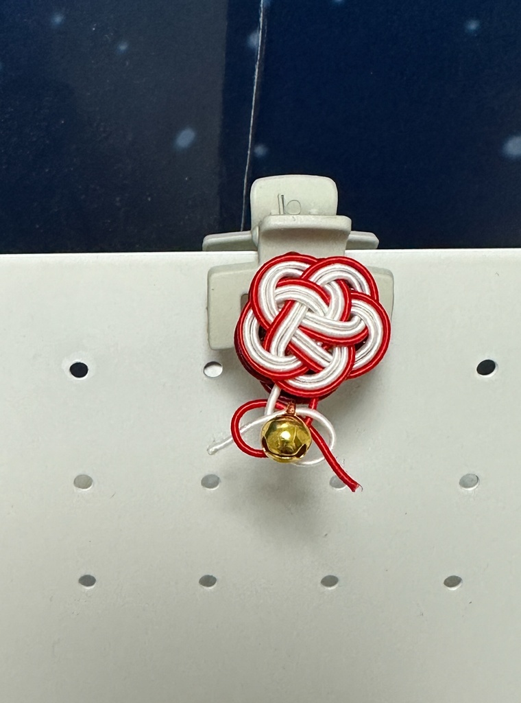 原神 しめ縄イメージアクセサリー 梅結びクリップ(赤×白) 鈴付き