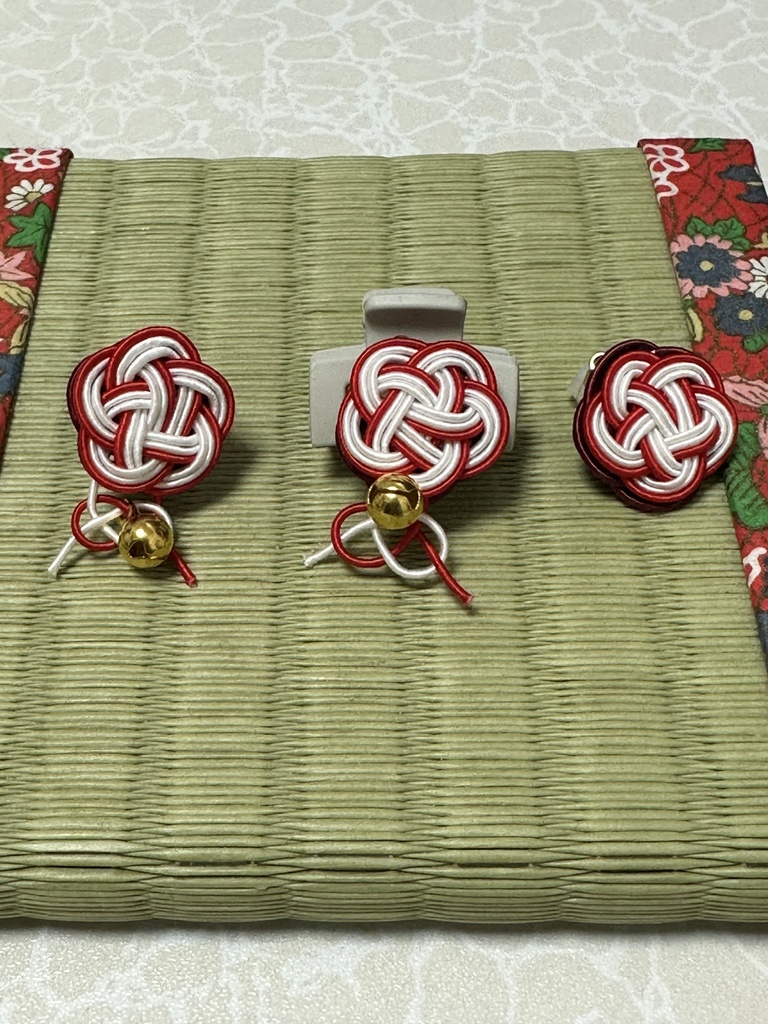 原神 しめ縄イメージアクセサリー 梅結びクリップ(赤×白) 鈴付き