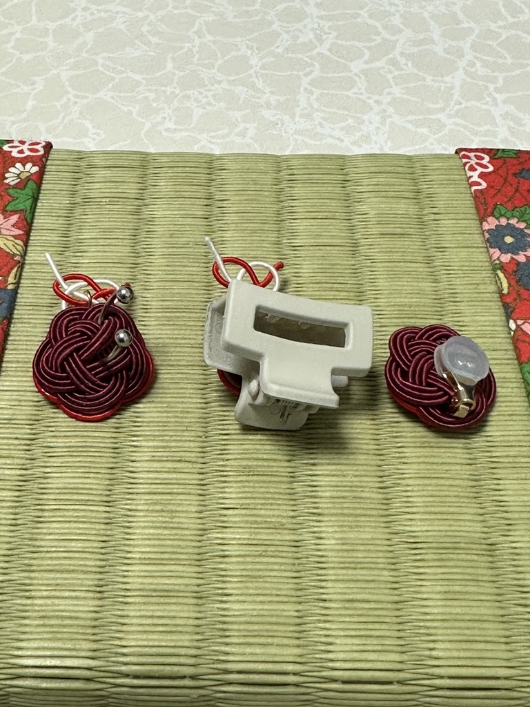 原神 しめ縄イメージアクセサリー 梅結びクリップ(赤×白) 鈴付き