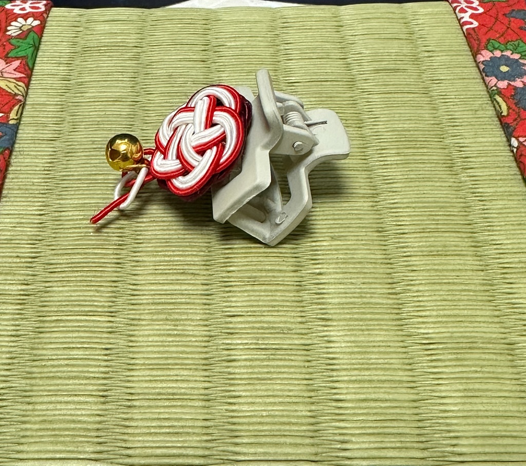 原神 しめ縄イメージアクセサリー 梅結びクリップ(赤×白) 鈴付き