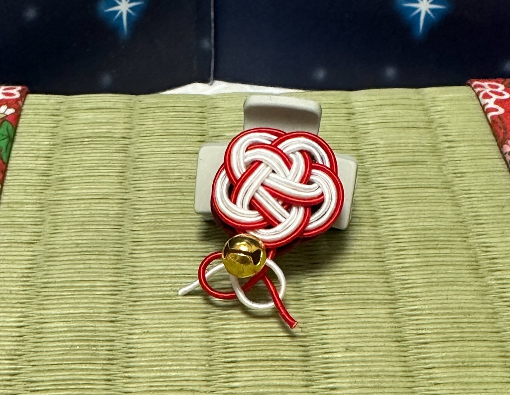 原神 しめ縄イメージアクセサリー 梅結びクリップ(赤×白) 鈴付き