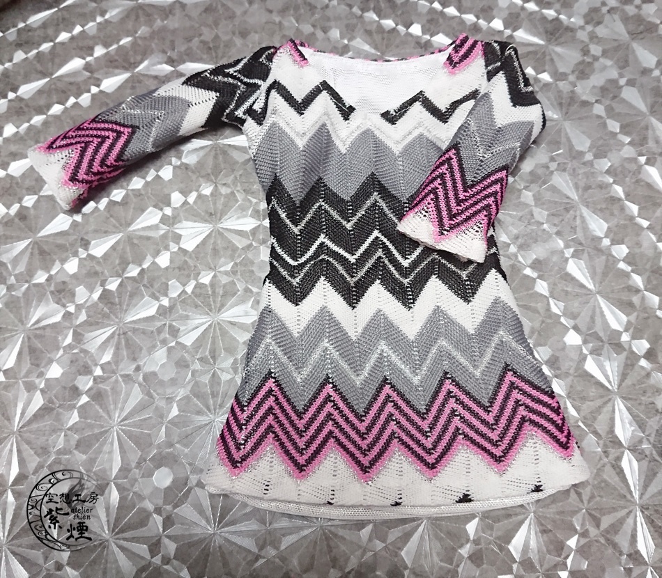 Smart Doll 七分袖ニットチュニック 黒×ピンク変形ボーダー柄