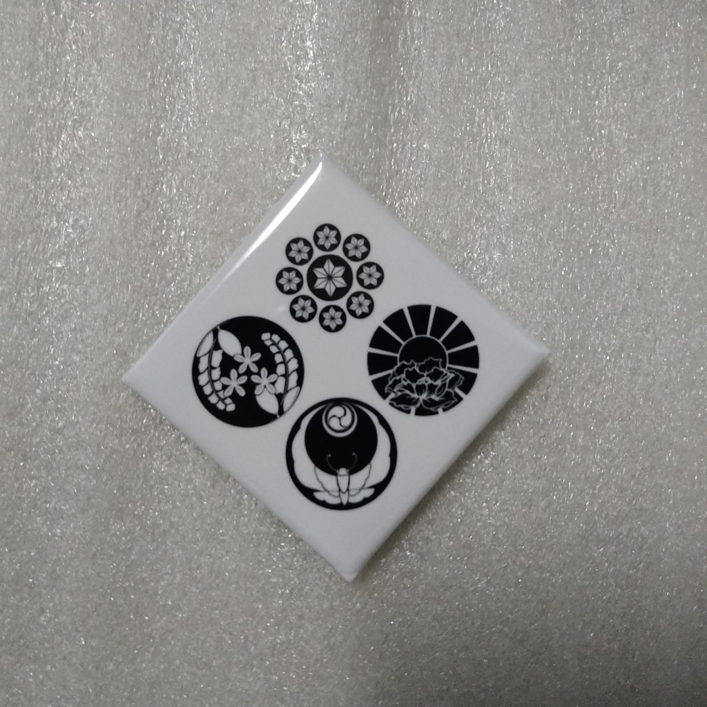 友士灯—ともしび— キャラクター個人紋缶バッジ(白地)