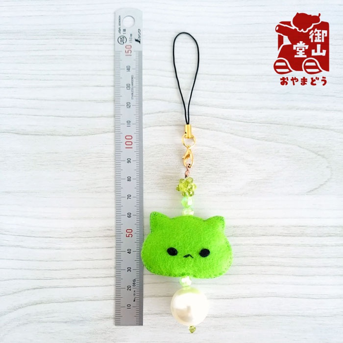 おっきなパールとフェルトのストラップ わさび