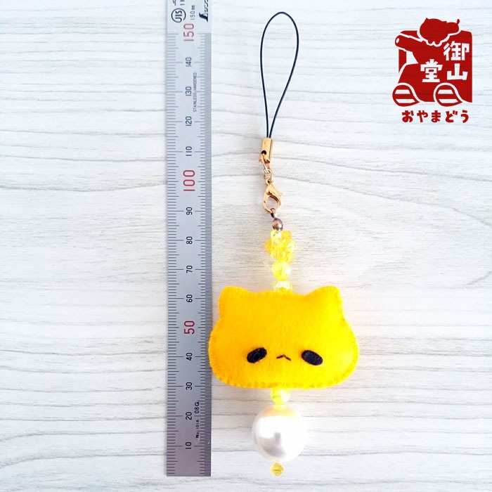 おっきなパールとフェルトのストラップ からし