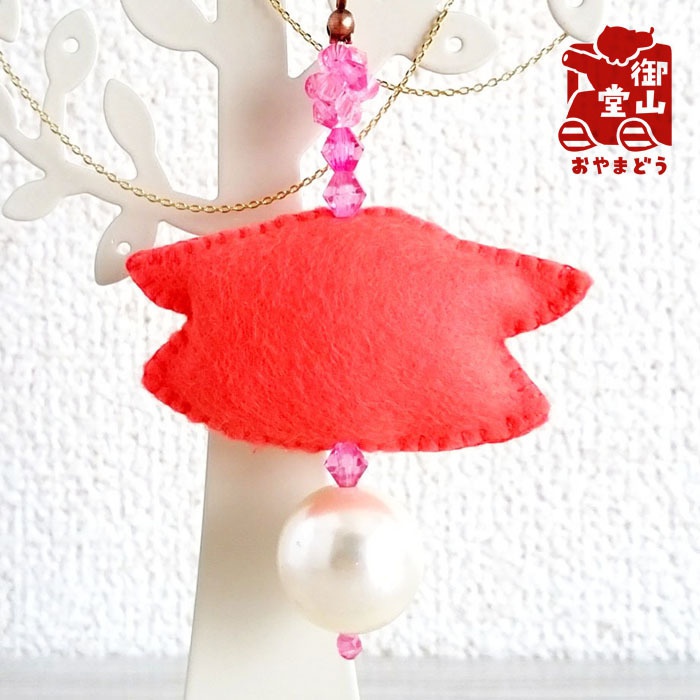 おっきなパールとフェルトのストラップ もみじ