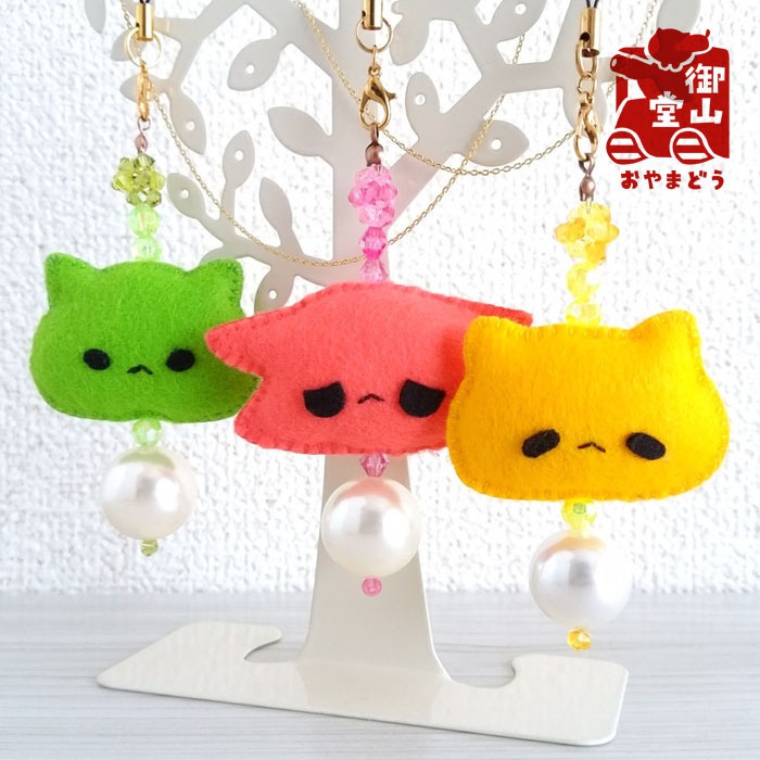 おっきなパールとフェルトのストラップ もみじ