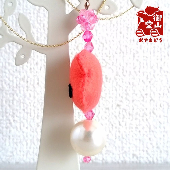 おっきなパールとフェルトのストラップ もみじ