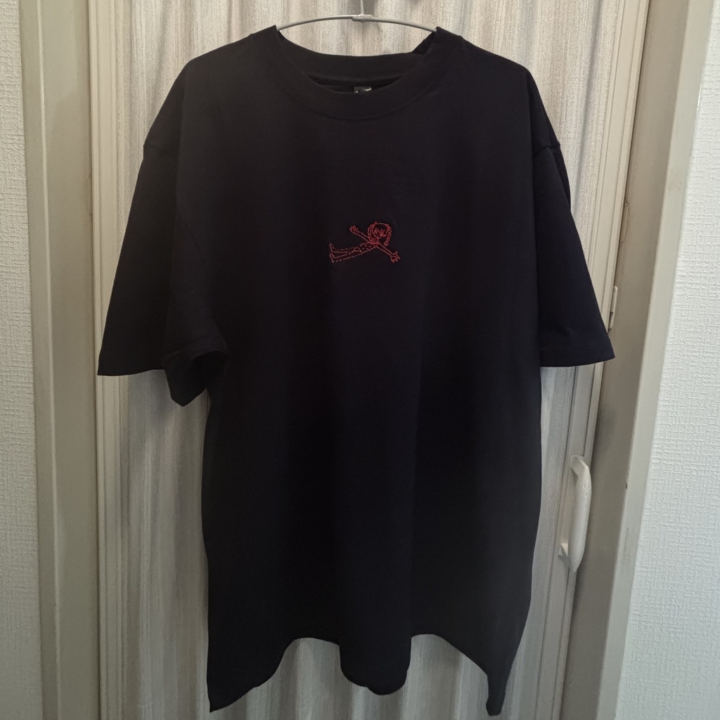 浮かぶ女の子のTシャツ