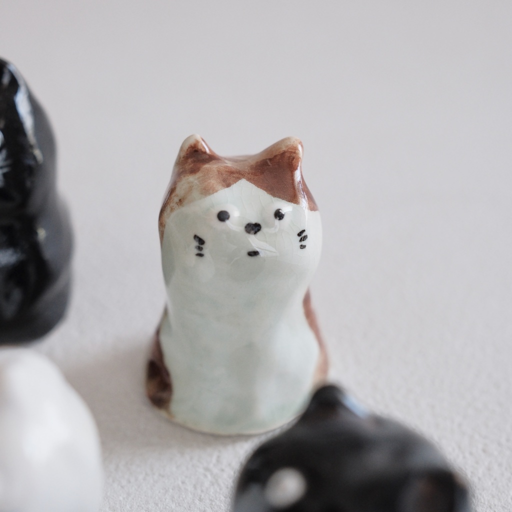小さな陶器の猫(茶白)#1