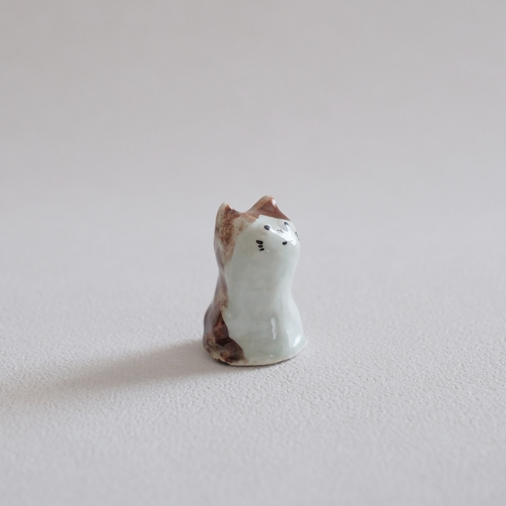 小さな陶器の猫(茶白)#1