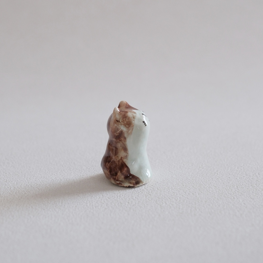 小さな陶器の猫(茶白)#1