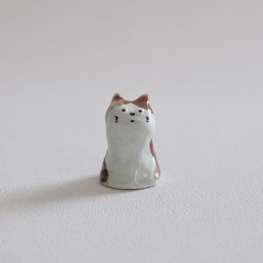 小さな陶器の猫(茶白)#1