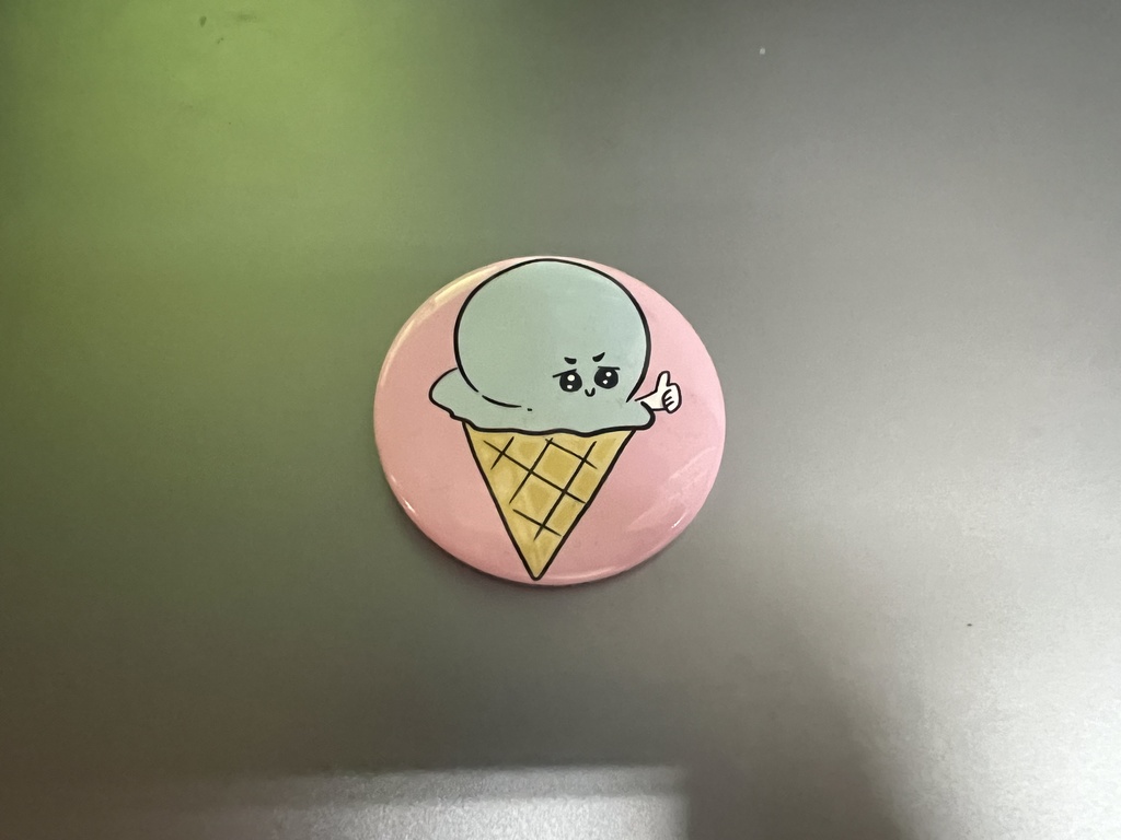 アイス君缶バッチ