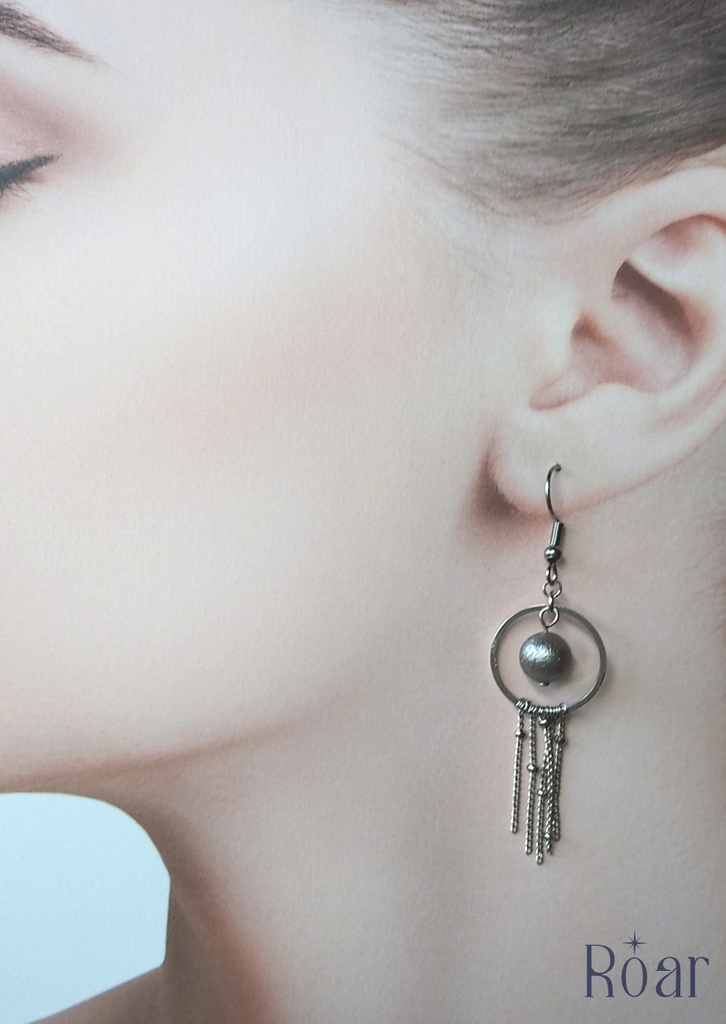 銀灰色エアパールのピアス