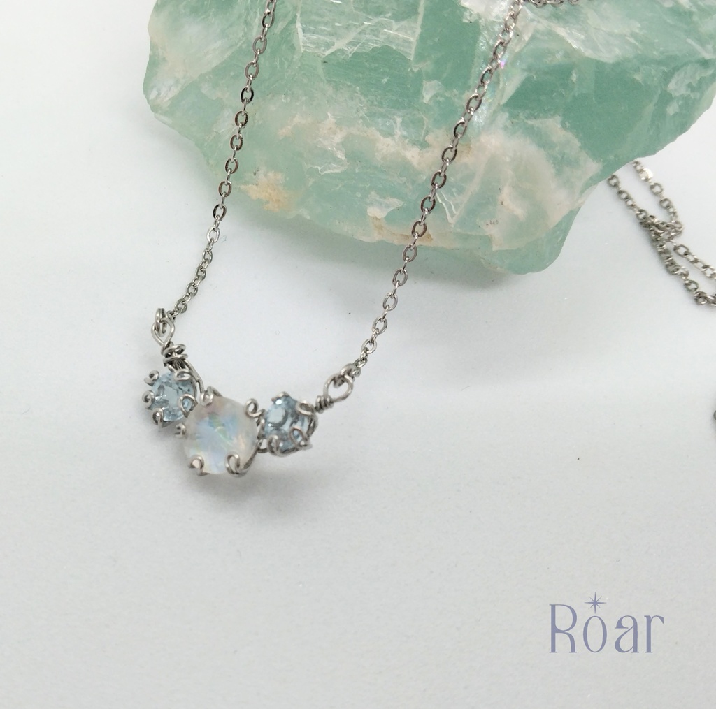 レインボームーンストーンとスカイブルートパーズのネックレス