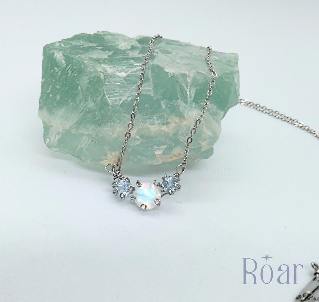 レインボームーンストーンとスカイブルートパーズのネックレス