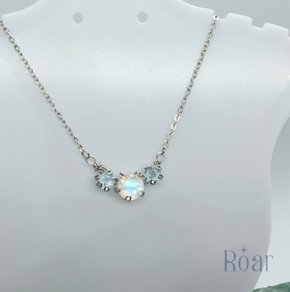 レインボームーンストーンとスカイブルートパーズのネックレス