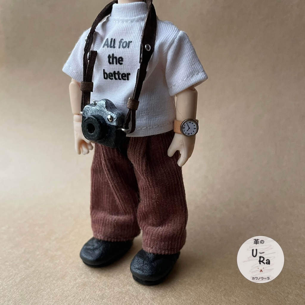 革のカメラストラップとカメラ(黒×シルバー)