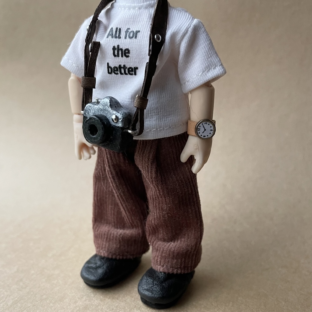 革のカメラストラップとカメラ(黒×シルバー)