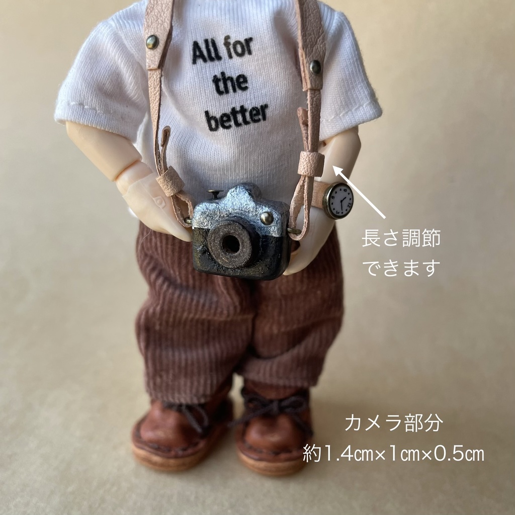 革のカメラストラップとカメラ(黒×シルバー)