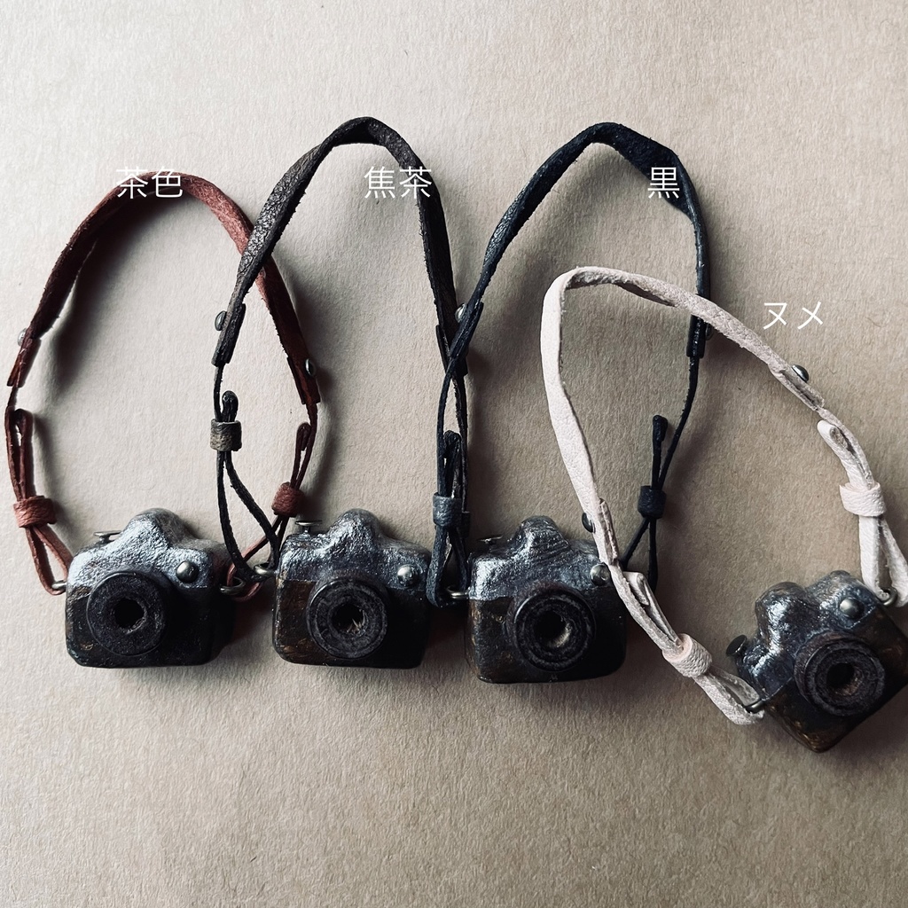 革のカメラストラップとカメラ(黒×シルバー)