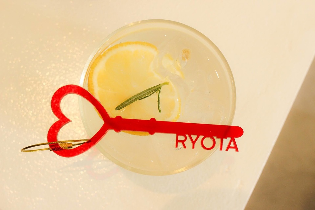 【選べる9色・名入れ】愛鍵アクリルチャーム