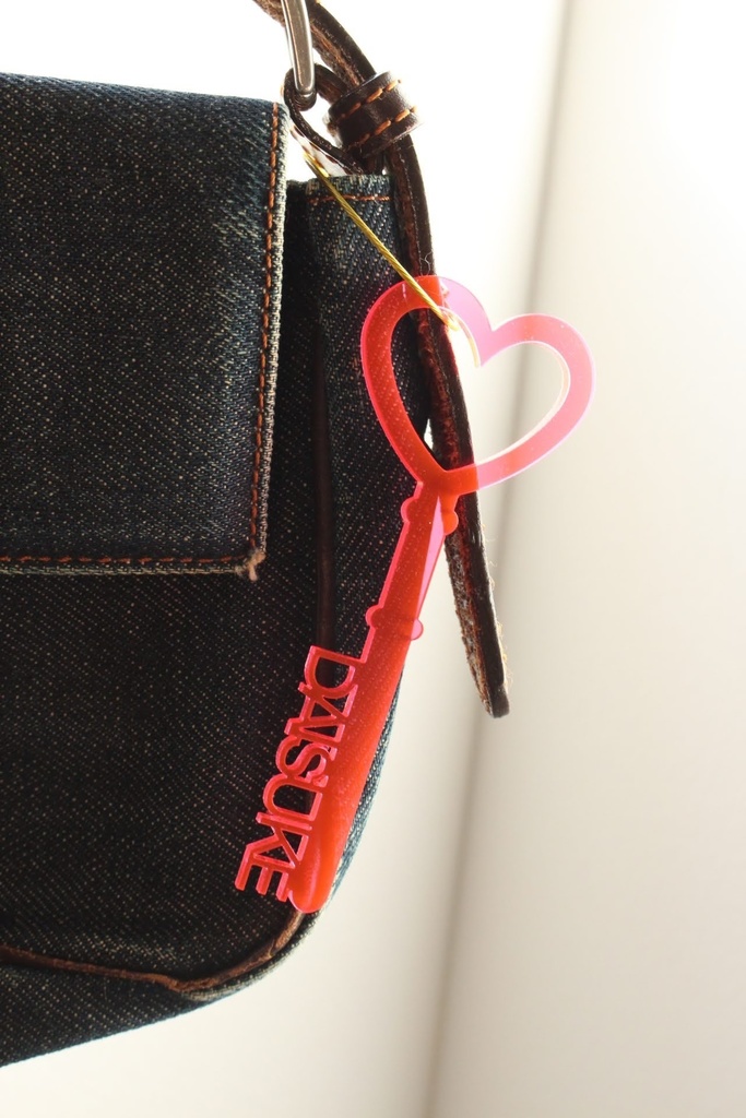 【選べる9色・名入れ】愛鍵アクリルチャーム