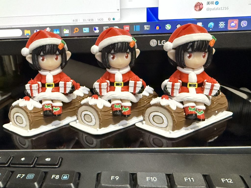 ブッシュドノエルに座るサンタちゃんフィギュア