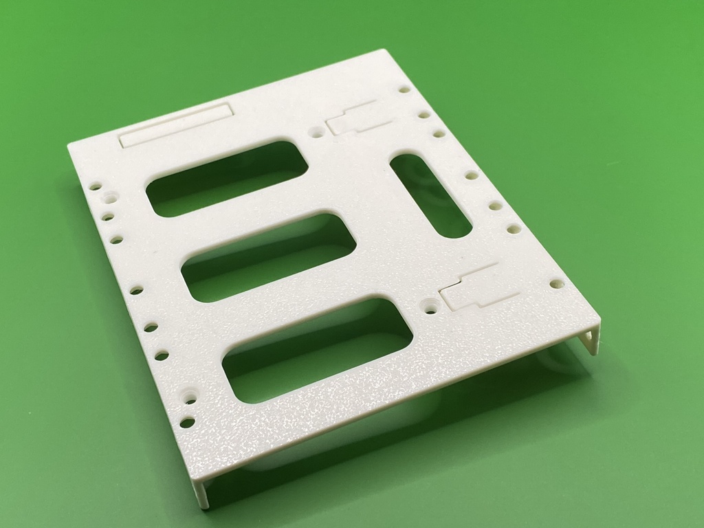 SATA → IDE変換アダプタ と 2.5インチSSD用 固定マウンタ・ブラケット 底面取付 材質ABS(白)