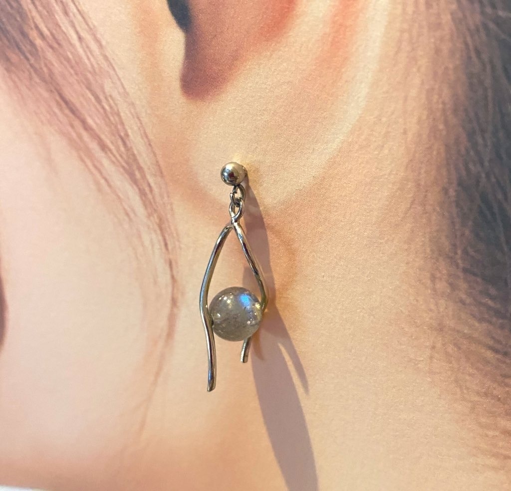 実りのひとつぶ石ピアス