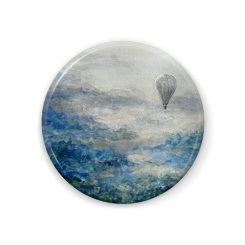 霧のかかった景色 気球 缶バッジ