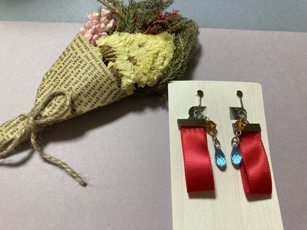 水色の雫と赤リボンのイヤリング