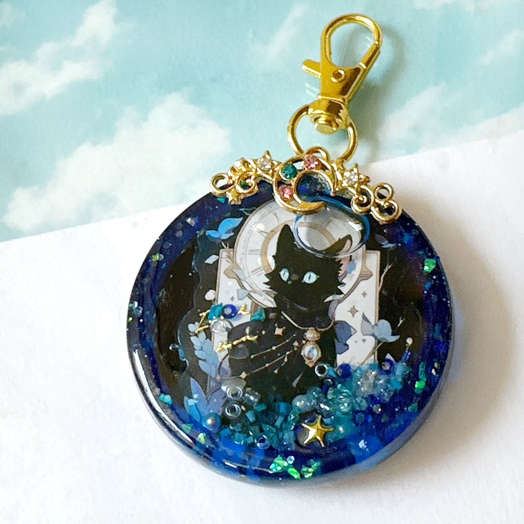 【猫番002】三日月が誘う 黒猫の魔法 シェイカーキーホルダー(オイル入り) ブルー系 丸型 ラウンド 【オーダー】