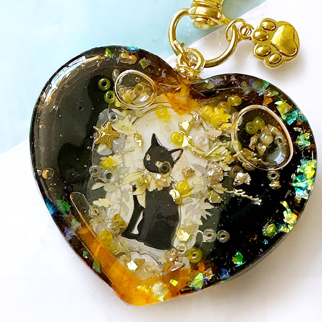 猫番号030 黒猫さんと秘密の夜庭 ハート型 肉球チャーム シャカシャカキーホルダー シェイカーキーホルダー 