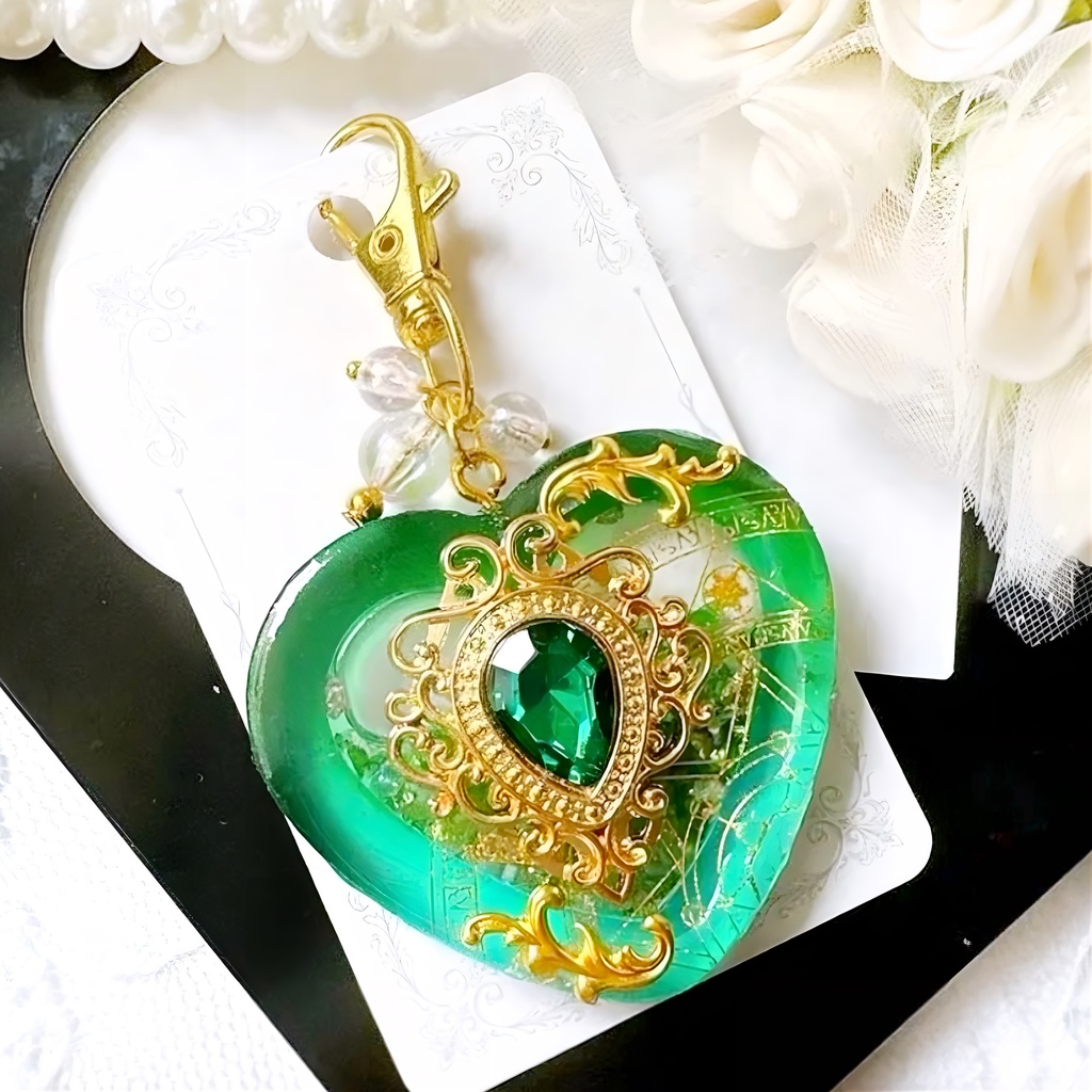 聖なるエメラルドの輝き 女神の舞踏会– Bal de Déesse – オイル入りシェイカー シャカシャカキーホルダー